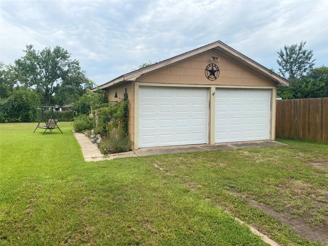 592 E Hempstead, Giddings, TX 78942
