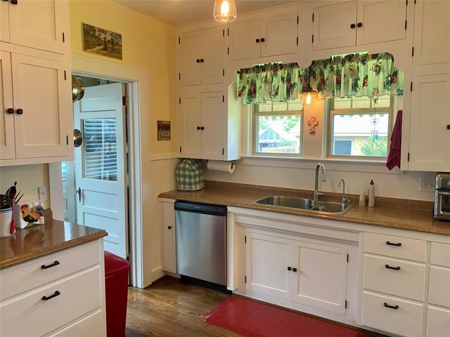 592 E Hempstead, Giddings, TX 78942