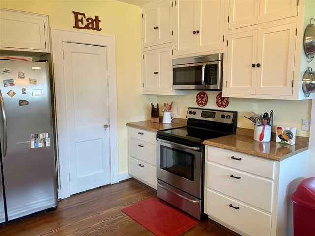 592 E Hempstead, Giddings, TX 78942