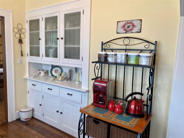 592 E Hempstead, Giddings, TX 78942