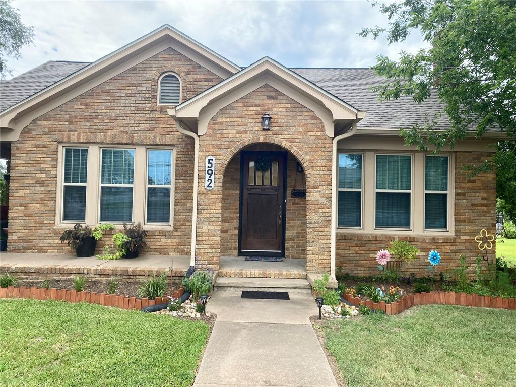 592 E Hempstead, Giddings, TX 78942