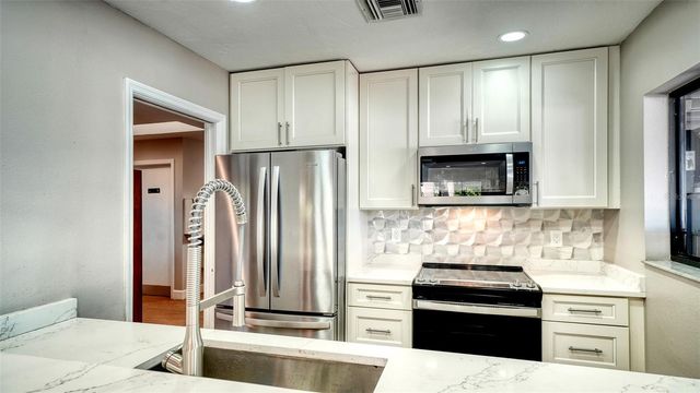 4802 KESTRAL PARK CIRCLE 22, Sarasota, FL 34231