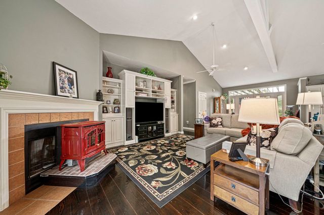 12 Carolyn Ct, Swansea, MA 02777