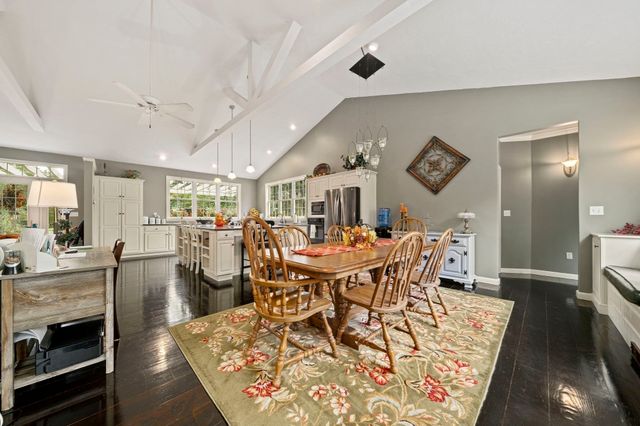 12 Carolyn Ct, Swansea, MA 02777