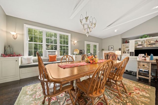 12 Carolyn Ct, Swansea, MA 02777