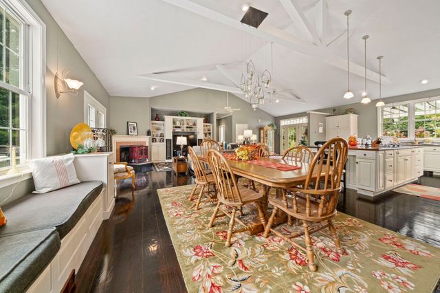 12 Carolyn Ct, Swansea, MA 02777