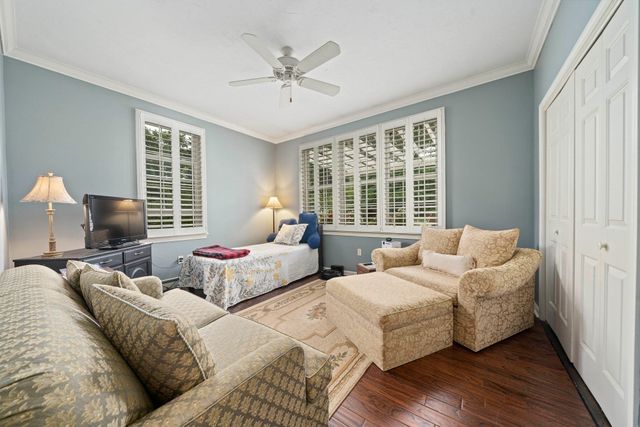 12 Carolyn Ct, Swansea, MA 02777