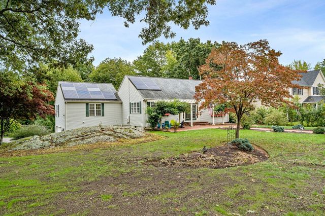12 Carolyn Ct, Swansea, MA 02777