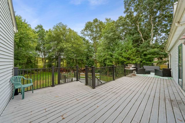 12 Carolyn Ct, Swansea, MA 02777