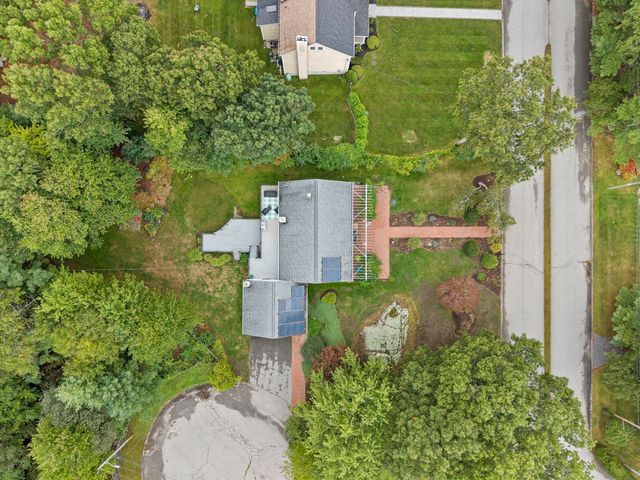 12 Carolyn Ct, Swansea, MA 02777