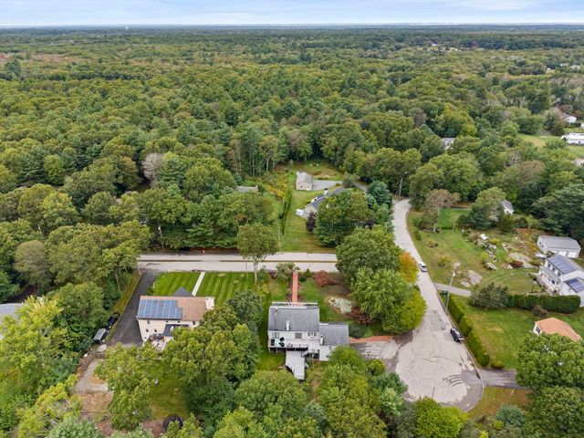 12 Carolyn Ct, Swansea, MA 02777