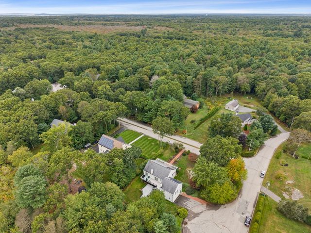 12 Carolyn Ct, Swansea, MA 02777