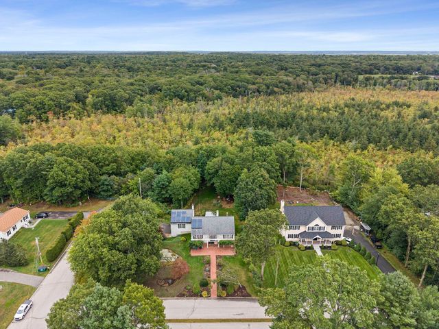 12 Carolyn Ct, Swansea, MA 02777