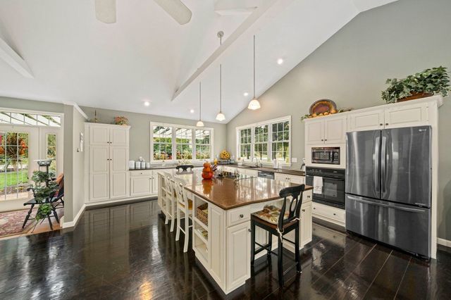 12 Carolyn Ct, Swansea, MA 02777
