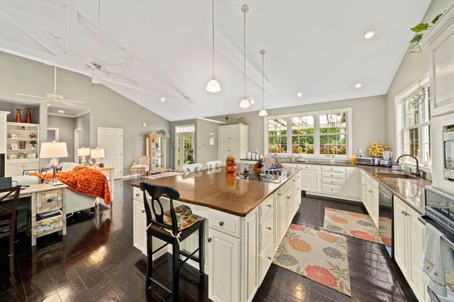 12 Carolyn Ct, Swansea, MA 02777