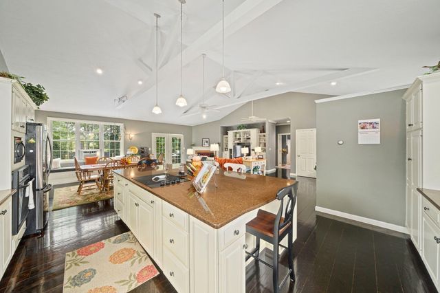 12 Carolyn Ct, Swansea, MA 02777