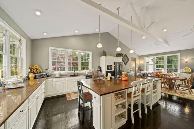 12 Carolyn Ct, Swansea, MA 02777