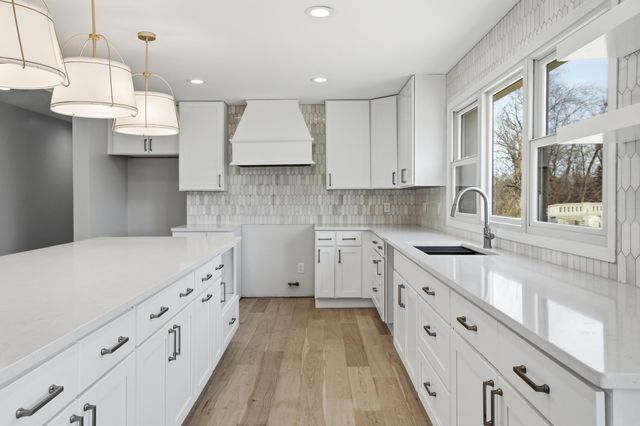 10043 Twin Creek Boulevard, Munster, IN 46321