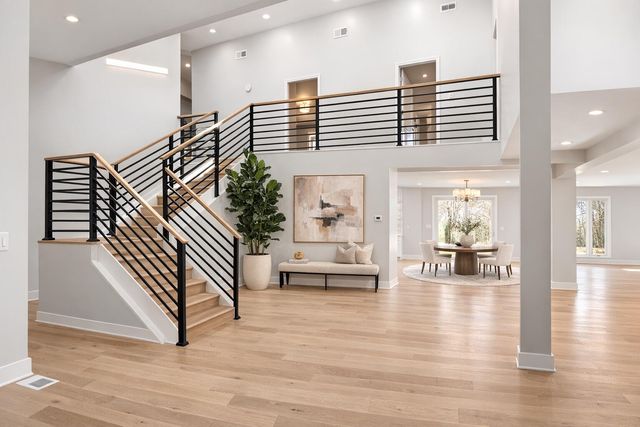 10043 Twin Creek Boulevard, Munster, IN 46321