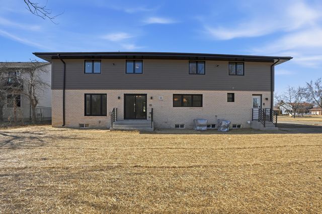 10043 Twin Creek Boulevard, Munster, IN 46321