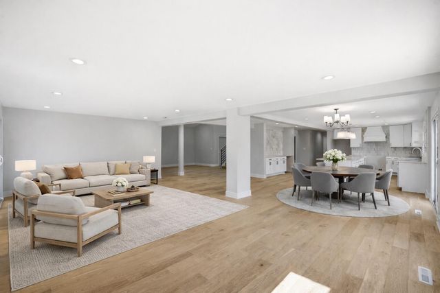 10043 Twin Creek Boulevard, Munster, IN 46321