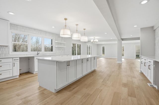 10043 Twin Creek Boulevard, Munster, IN 46321