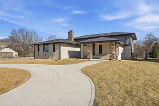 10043 Twin Creek Boulevard, Munster, IN 46321