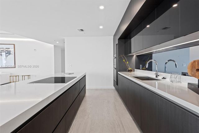 851 NE 1st Ave PH5212, Miami, FL 33132