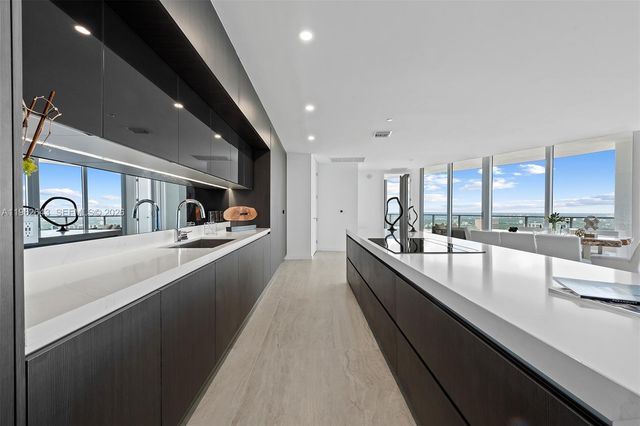 851 NE 1st Ave PH5212, Miami, FL 33132