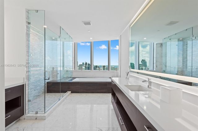 851 NE 1st Ave PH5212, Miami, FL 33132