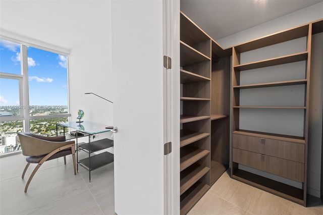 851 NE 1st Ave PH5212, Miami, FL 33132