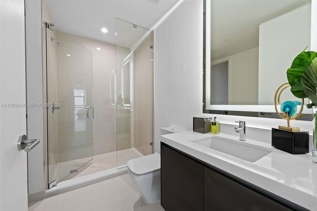 851 NE 1st Ave PH5212, Miami, FL 33132