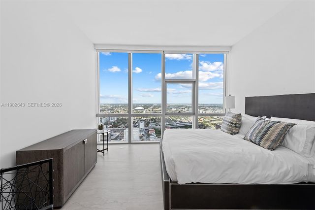 851 NE 1st Ave PH5212, Miami, FL 33132