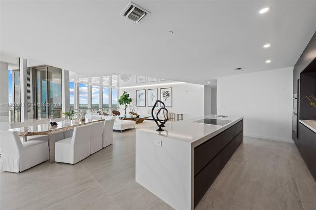 851 NE 1st Ave PH5212, Miami, FL 33132