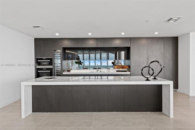 851 NE 1st Ave PH5212, Miami, FL 33132