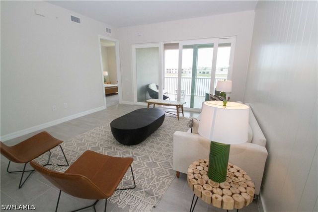 163 Indies DR E 106, Naples, FL 34114