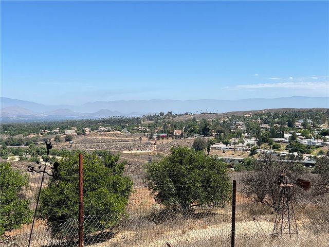 16571 Mockingbird Canyon, Riverside, CA 92504