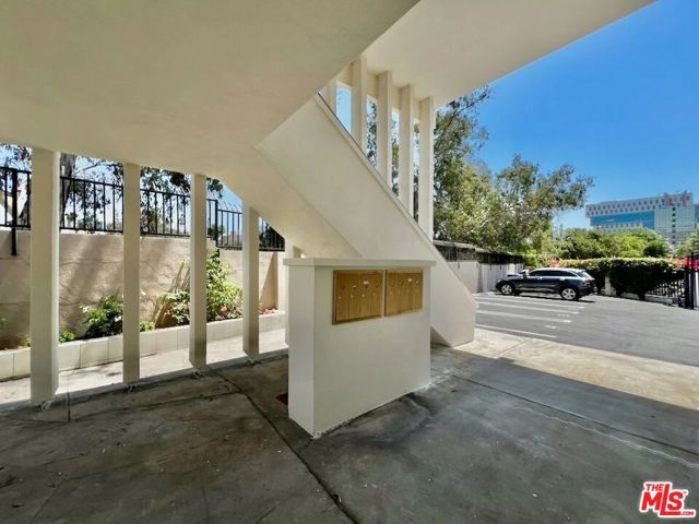 5819 Carlton Way 8, Los Angeles, CA 90028