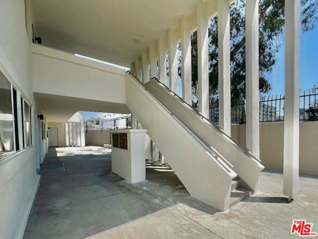 5819 Carlton Way 8, Los Angeles, CA 90028