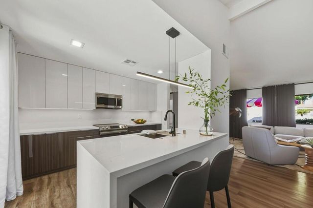 2113 Sunshine Way, Palm Springs, CA 92264