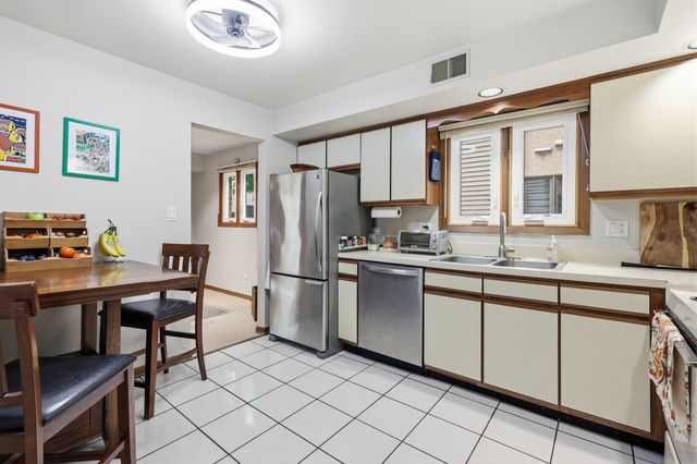821 Oakton Street 104, Elk Grove Village, IL 60007