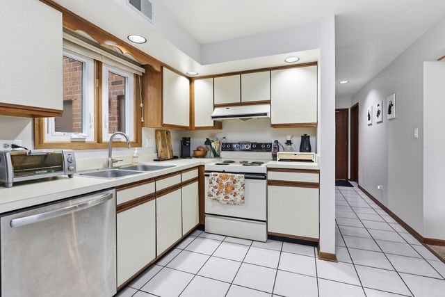 821 Oakton Street 104, Elk Grove Village, IL 60007