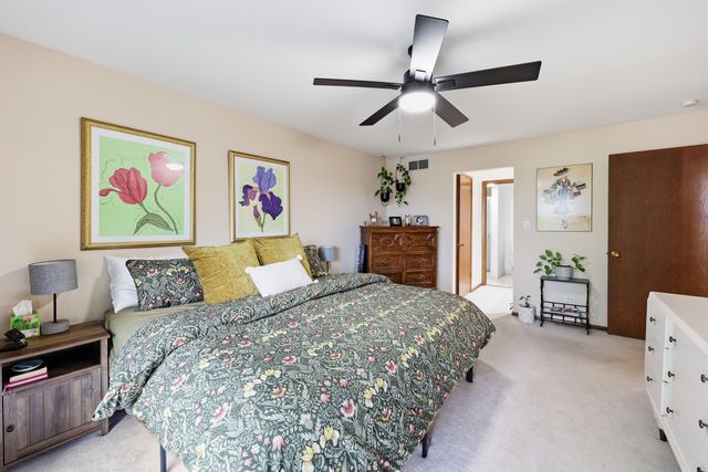 821 Oakton Street 104, Elk Grove Village, IL 60007