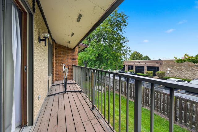 821 Oakton Street 104, Elk Grove Village, IL 60007