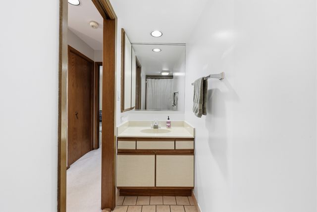 821 Oakton Street 104, Elk Grove Village, IL 60007