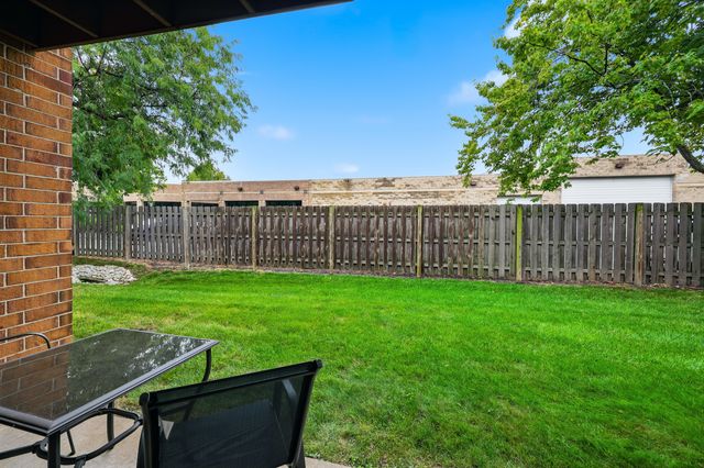821 Oakton Street 104, Elk Grove Village, IL 60007