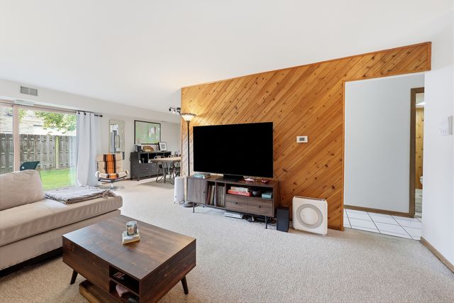 821 Oakton Street 104, Elk Grove Village, IL 60007