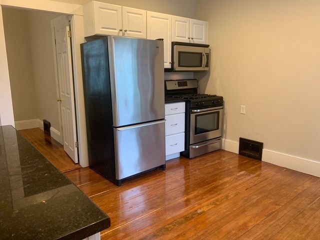 176 Chestnut St 2, Waltham, MA 02453