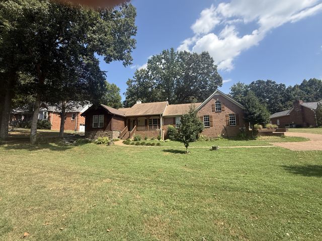 512 Tyler Ct, Cottontown, TN 37048