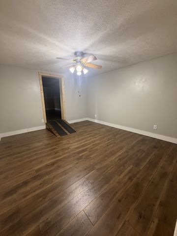 512 Tyler Ct, Cottontown, TN 37048